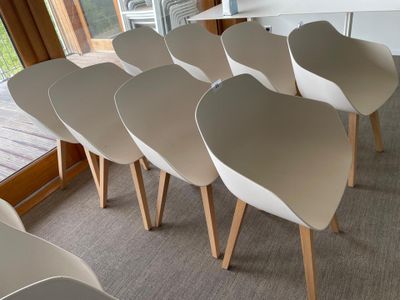 many chairs that are lined up in a room
