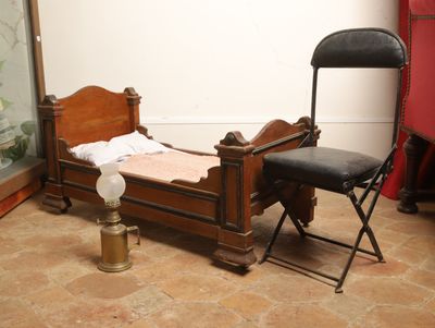 un lit et une chaise dans une petite pièce