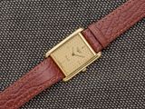 un gros plan d'une montre montée sur un bracelet en cuir marron