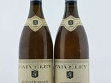 deux bouteilles de vin posées sur une table l'une à côté de l'autre