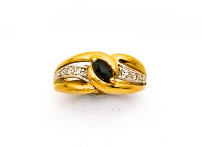 gros plan d'une bague en or avec une pierre noire