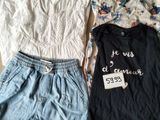 Deux paires de shorts et un t-shirt sont posés sur une boîte en carton