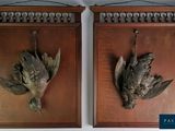 deux plaques représentant des oiseaux accrochées au mur
