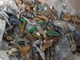 une boîte remplie d'objets divers, posée par terre