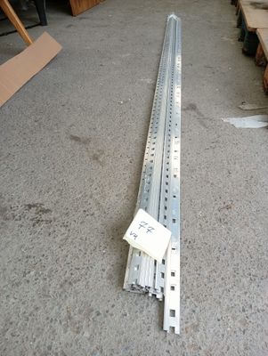 une photo montrant un long rail métallique posé au sol