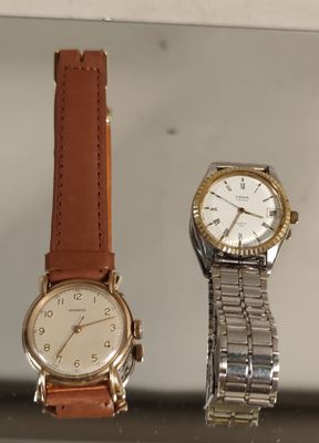 deux montres exposées dans une vitrine
