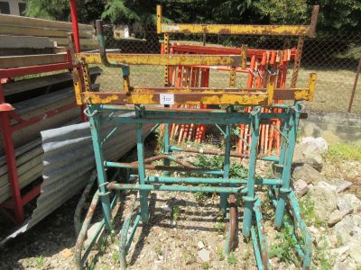 un tas de vieux objets en métal et en bois dans une cour