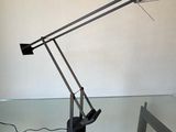 une lampe posée sur une table en verre