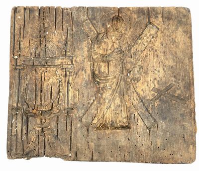 une image représentant une plaque en bois sur laquelle figure un homme tenant un marteau