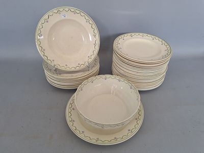 un grand nombre d'assiettes posées sur une table