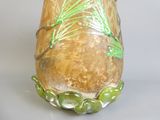 un vase en verre orné d'un motif vert