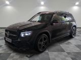Le SUV Mercedes GLE est garé dans une grande pièce