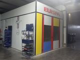 une photo d'un garage avec un grand tableau accroché au mur