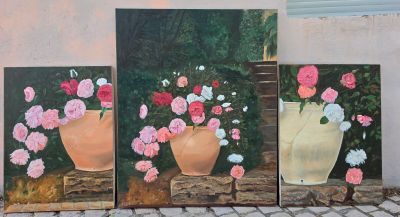 trois tableaux représentant des vases avec des fleurs sur un mur de briques