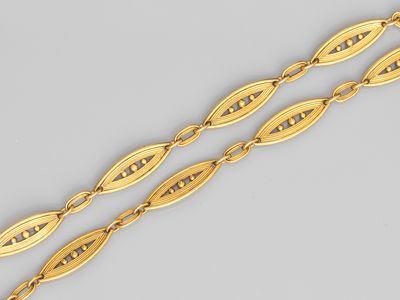 une paire de bracelets en or, signés Cartier