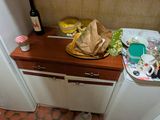 une petite cuisine équipée d'un évier et d'un réfrigérateur