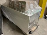 un chariot sur lequel sont empilées plusieurs boîtes
