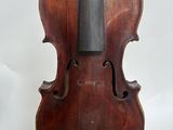 un vieux violon accroché à un mur sur fond blanc