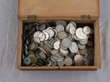 une boîte en bois remplie d'argent et de pièces d'argent