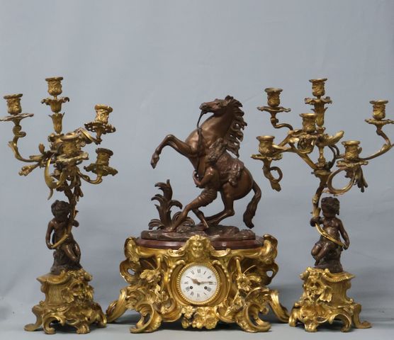 Garniture de cheminée avec sujet de Coustou « cheval cabrant » (r...