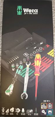 une boîte avec un tas d'outils à l'intérieur