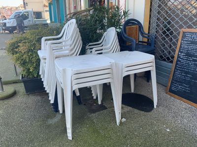 7 tables plastique et 22 fauteuils plastique