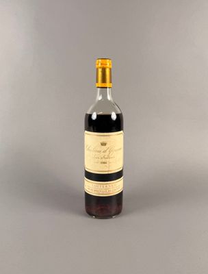 la bouteille de vin est vide sur la table