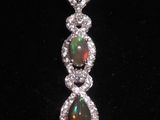 un gros plan sur une paire de boucles d'oreilles en oplite et en diamant