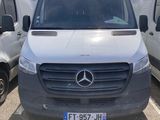 deux camionnettes blanches garées l'une à côté de l'autre dans un parking