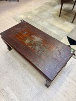 Table basse à décor d’un plateau à l’imitation de la laque