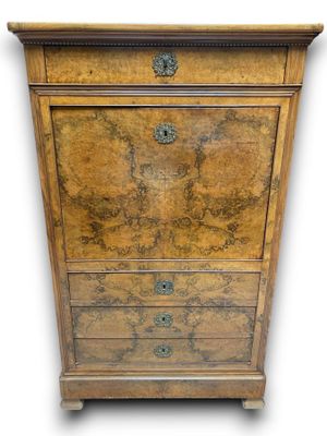 une vieille commode en bois avec un tiroir en dessous