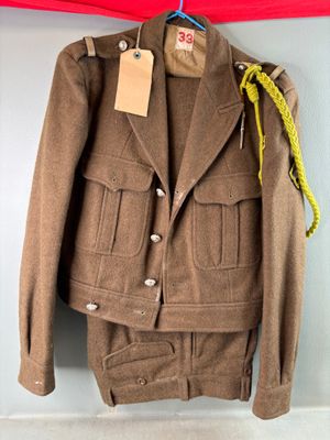 une veste marron accrochée à un mur, avec une étiquette dessus