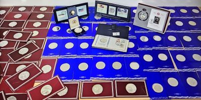 une table sur laquelle sont posées de nombreuses cartes et photos