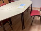 une table et des chaises dans une pièce avec du parquet