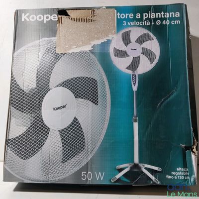 une boîte contenant un ventilateur, posée sur une table