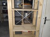 une étagère en bois dans une pièce avec une porte en arrière-plan