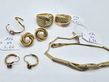 beaucoup de bagues et de bracelets en or posés sur une table