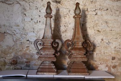 deux vases posés sur une table près d'un mur