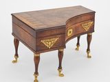une vieille boîte en bois ornée d'un motif doré sur le couvercle