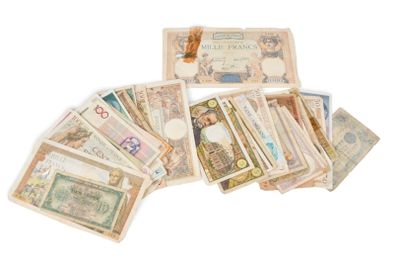 une liasse de billets posée sur une table