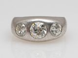 une bague en diamant de trois stones