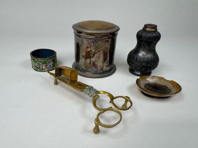 une paire de ciseaux et une tasse posés sur une table