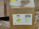 un gallon de liquide posé sur un sac en plastique
