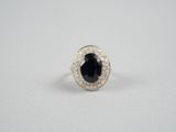une bague en diamant noir et blanc sur fond blanc