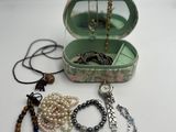 une boîte sur laquelle sont posés un collier, des bracelets et d'autres objets