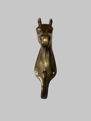 sculpture en bronze représentant une tête de cheval sur fond gris