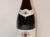 une bouteille de vin posée sur une table