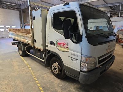 un camion blanc garé dans un immeuble