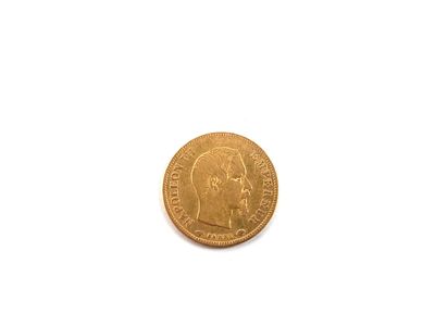 gros plan d'une pièce d'or sur une surface blanche