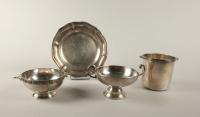 trois couverts posés sur une table blanche